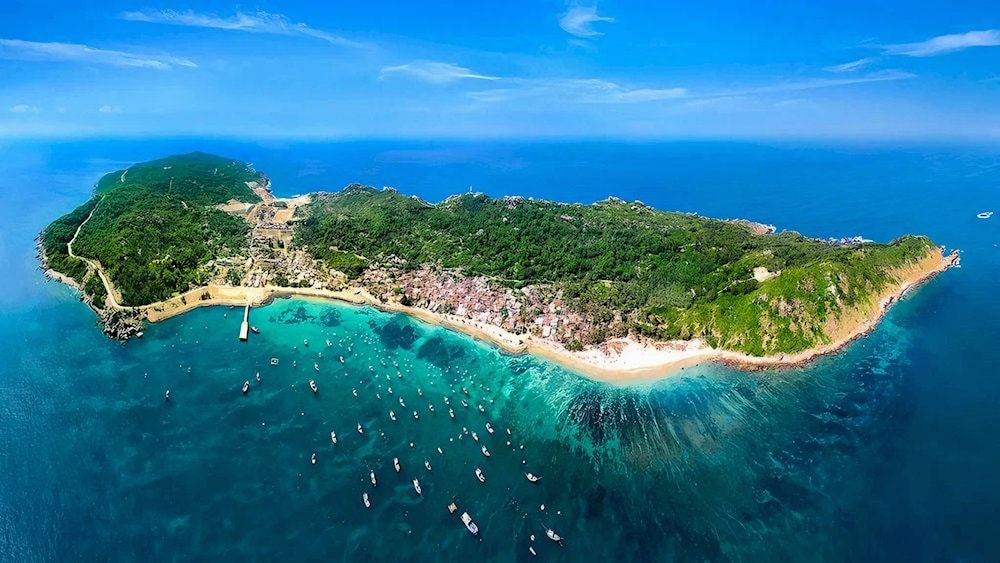Cù Lao Xanh nổi bật với làn nước biển trong xanh, bãi cát trắng mịn và hệ sinh thái biển phong phú 